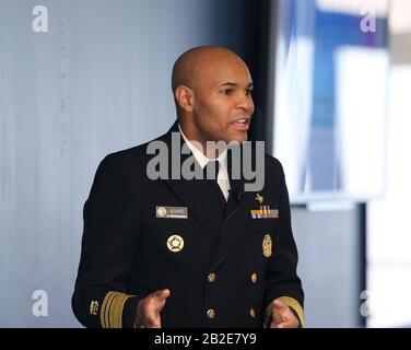 New Haven, CT, USA. März 2020. New Haven, Connecticut - 2. März 2020: Surgeon General Vice-Admiral Jerome Adams besucht die Yale School of Public Health und diskutiert seine Prioritäten als Arzt, mütterliche Gesundheit und Sterblichkeitsrate der Mutter sowie COVID-19 und die damit verbundenen Vorsichtsmaßnahmen, die Amerikaner treffen können. Kredit: Stan Godlewski/ZUMA Wire/Alamy Live News Stockfoto