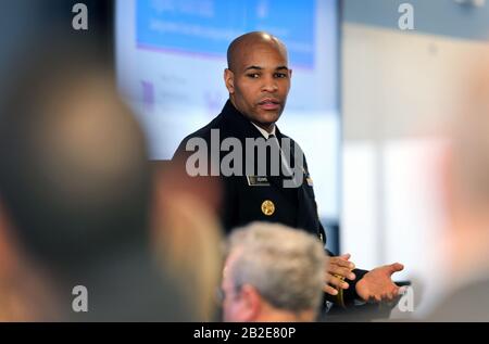 New Haven, CT, USA. März 2020. New Haven, Connecticut - 2. März 2020: Surgeon General Vice-Admiral Jerome Adams besucht die Yale School of Public Health und diskutiert seine Prioritäten als Arzt, mütterliche Gesundheit und Sterblichkeitsrate der Mutter sowie COVID-19 und die damit verbundenen Vorsichtsmaßnahmen, die Amerikaner treffen können. Kredit: Stan Godlewski/ZUMA Wire/Alamy Live News Stockfoto