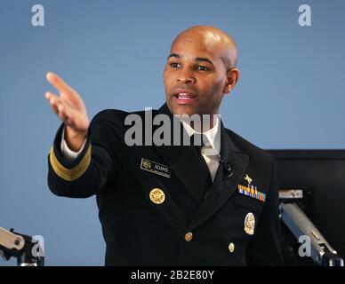 New Haven, CT, USA. März 2020. New Haven, Connecticut - 2. März 2020: Surgeon General Vice-Admiral Jerome Adams besucht die Yale School of Public Health und diskutiert seine Prioritäten als Arzt, mütterliche Gesundheit und Sterblichkeitsrate der Mutter sowie COVID-19 und die damit verbundenen Vorsichtsmaßnahmen, die Amerikaner treffen können. Kredit: Stan Godlewski/ZUMA Wire/Alamy Live News Stockfoto