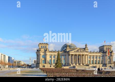 Szenerie vor dem Reichstagsgebäude, vom Platz der Republik Park und Hintergrund des Berliner fernsehturms im Winter. Stockfoto