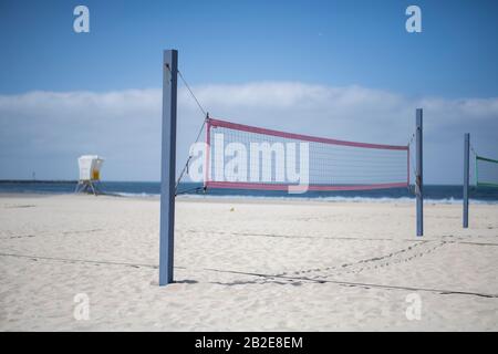 Beachvolleyballplätze am Strand im Süden Kaliforniens Stockfoto