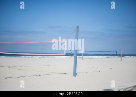 Beachvolleyballplätze am Strand im Süden Kaliforniens Stockfoto