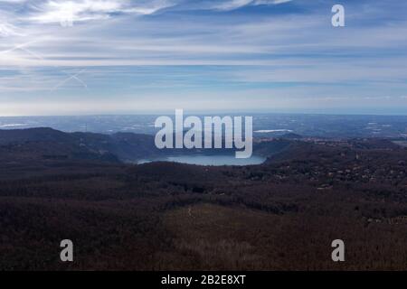 Panoramasicht auf den Nemisee wenige Kilometer von der Stadt Rom, Italien. Stockfoto