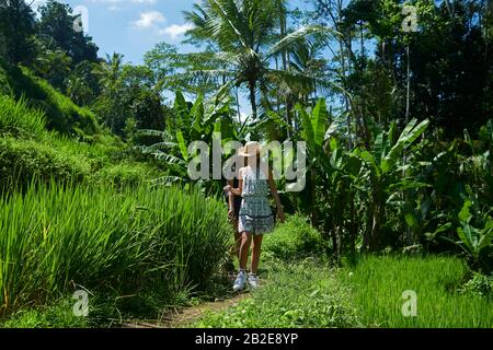 Zwei junge asiatische Mädchen, die die Reisterrassen auf Bali erkunden Stockfoto