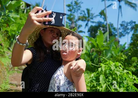 Zwei nette Teenager Schwestern nehmen Selfies zusammen mit viel Spaß Stockfoto