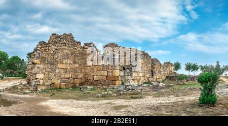 Wände der antiken Stadt Hierapolis in Pamukkale, Türkei, auf dem weißen Berg Pamukkale an einem Sommermorgen. Stockfoto