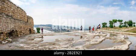 Wände der antiken Stadt Hierapolis in Pamukkale, Türkei, auf dem weißen Berg Pamukkale an einem Sommermorgen. Stockfoto