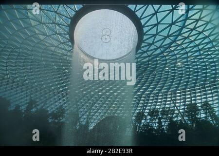 Der Rain Vortex im Einkaufszentrum Jewel in Singapur Stockfoto