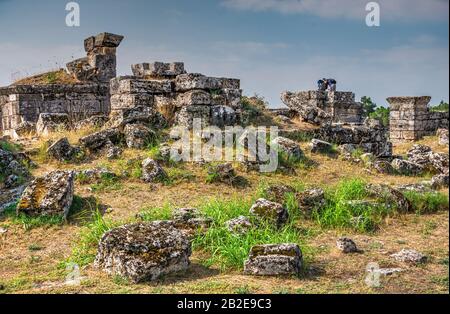 Die Ruinen der antiken Stadt Hierapolis in Pamukkale, Türkei, an einem sonnigen Sommertag Stockfoto