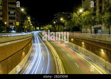 Zeitraffer-Lichter und Straßen in der Stadt Barcelona bei Nacht Stockfoto