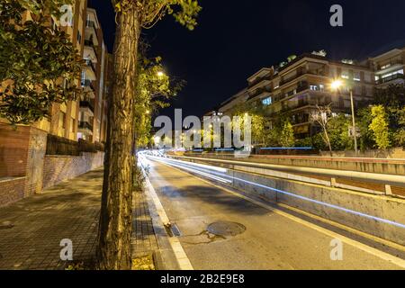 Zeitraffer-Lichter und Straßen in der Stadt Barcelona bei Nacht Stockfoto