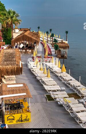 Kusadasi, Türkei - 07.16.2019. Schöner Damenstrand in Kusadasi, Provinz Aydin, an einem sonnigen Sommertag Stockfoto