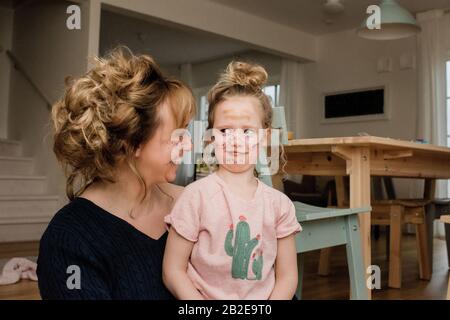 Mutter und Tochter ziehen dumme Gesichter beim Spielen verkleiden sich Stockfoto