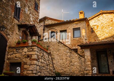 Vertine, Italien - 4. November 2019: Blick auf die idyllische und berühmte Stadt Vertine im Herzen der chianti-region Stockfoto