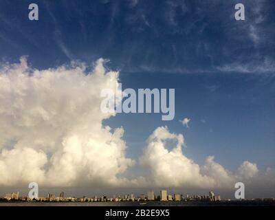 Wolken schweben über Mumbai Stockfoto