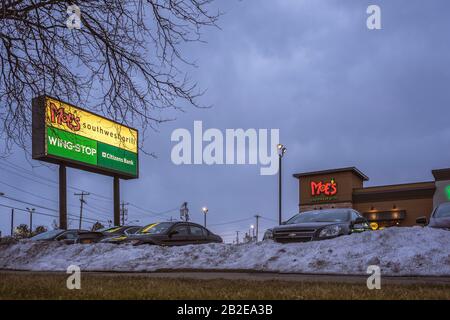 Utica, New York - 3. Februar 2020: Nachtansicht von Moe's Southwest Grill Restaurant. Stockfoto