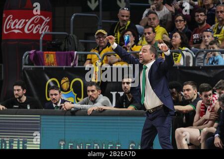 Trainer Carles Duran (Joventut Badalona) beim 22. Spiel der Basketball Liga Endesa ACB, das auf dem Pabellón Santiago Martín in San Cristobal de La Laguna (Tenera - Spanien) gefeiert wird.Iberostar Teneras gewinnt auf dem Joventut Badalona (96 - 90). (Foto von Elena Vizzoca/Pacific Press) Credit: Pacific Press Agency/Alamy Live News Stockfoto