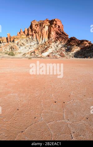 Vertikaler Blick auf das Rainbow Valley, einen berühmten bunten Sandstein-Täubling und seinen Tonnagen, südlich von Alice Springs, Northern Territory, NT, Australien Stockfoto