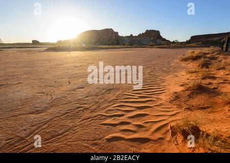 Sunrise at Rainbow Valley, ein berühmter bunter Sandstein-Täubling, südlich von Alice Springs, Northern Territory, NT, Australien Stockfoto