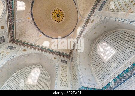 Das Innere Iwans ist ein islamischer Saal im Innenhof der Bibi Khanym-Moschee, der Bibi Khanum-Moschee, Samarkand, Usbekistan, Zentralasien und Asien Stockfoto