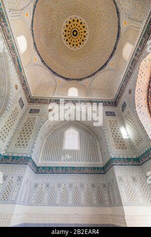 Das Innere Iwans ist ein islamischer Saal im Innenhof der Bibi Khanym-Moschee, der Bibi Khanum-Moschee, Samarkand, Usbekistan, Zentralasien und Asien Stockfoto