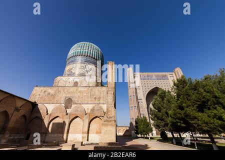 Iwan, ist ein islamischer Saal im Innenhof der Bibi Khanym-Moschee, der Bibi Khanum-Moschee, Samarkand, Usbekistan, Zentralasien und Asien Stockfoto