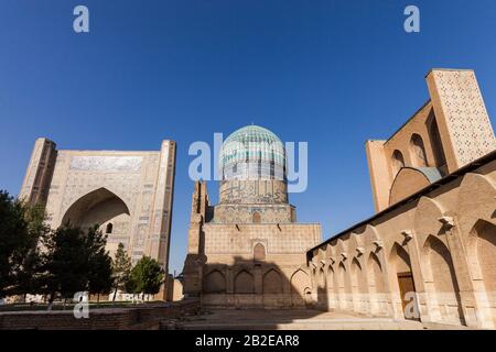 Iwan, ist ein islamischer Saal im Innenhof der Bibi Khanym-Moschee, der Bibi Khanum-Moschee, Samarkand, Usbekistan, Zentralasien und Asien Stockfoto