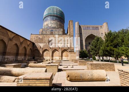 Iwan, ist ein islamischer Saal im Innenhof der Bibi Khanym-Moschee, der Bibi Khanum-Moschee, Samarkand, Usbekistan, Zentralasien und Asien Stockfoto