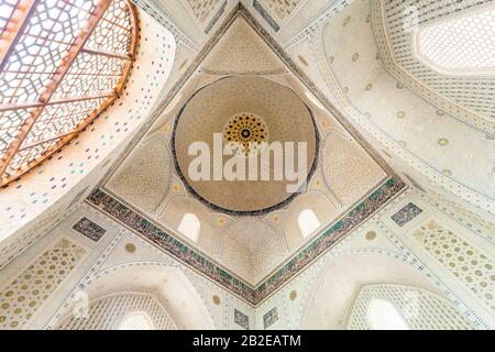 Das Innere Iwans ist ein islamischer Saal im Innenhof der Bibi Khanym-Moschee, der Bibi Khanum-Moschee, Samarkand, Usbekistan, Zentralasien und Asien Stockfoto