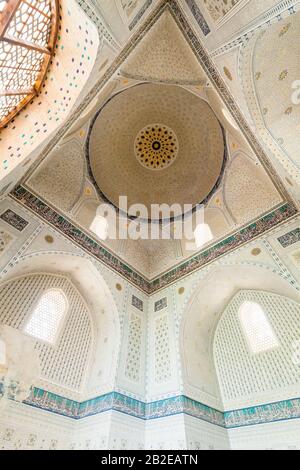 Das Innere Iwans ist ein islamischer Saal im Innenhof der Bibi Khanym-Moschee, der Bibi Khanum-Moschee, Samarkand, Usbekistan, Zentralasien und Asien Stockfoto