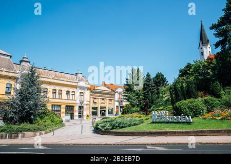 Veszprem, Ungarn - 28. Juni 2019: Straße Kossuth Lajos und alte Kirche Evangelikus Templom Stockfoto