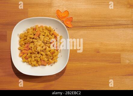 Italienische Nudelgluten aus Erbsen und Linsenmehl mit Olivenöl und Leinen sowie Canapa-Samen. Stockfoto