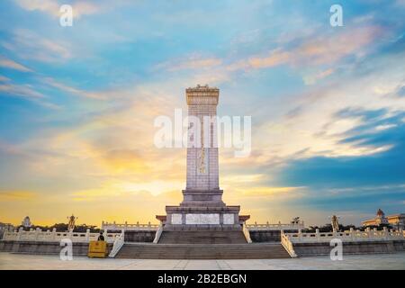 Peking, China - 17. Januar 2020: Denkmal für die Volkshelden auf dem Platz des Himmlischen Friedens, das als Nationaldenkmal Chinas für die Märtyrer der Revolutio errichtet wurde Stockfoto