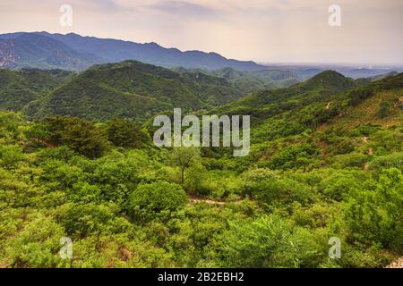 Blick auf die Berge von der Chinesischen Mauer. Stockfoto