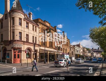 Sydney, Australien - 11. Dezember 2009: Historisches Russell Hotel an der Ecke George und Globe Street unter blauem Himmel mit Fußgänger- und Autoverkehr. Som Stockfoto