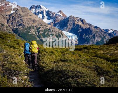 Nationalpark LOS GLACIARES, ARGENTINIEN - CIRCA FEBRUAR 2019: Backpackers Wandern im Nationalpark los Glaciares in Argentinien. Stockfoto