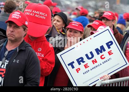 Anhänger von Präsident Donald Trump warten kurz vor einer Wahlkampfveranstaltung 2020 am 10. Dezember 2019 im Giant Center in Hershey, PA. Stockfoto