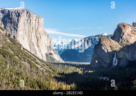 Yosemite National Park Valley, El Capitan und Bridalveil Fallfrom Tunnel View im Dezember 2019, Mariposa County, Western Sierra Nevada Mountains, Cali Stockfoto