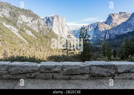 Yosemite National Park Valley, El Capitan und Bridalveil Fallfrom Tunnel View im Dezember 2019, Mariposa County, Western Sierra Nevada Mountains, Cali Stockfoto