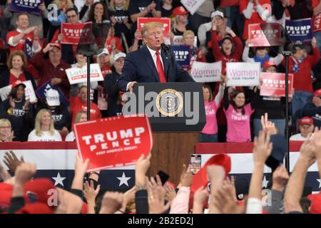 Präsident Donald Trump erscheint während einer Kundgebung am 10. Dezember 2019 im Giant Center in Hershey, PA. Stockfoto