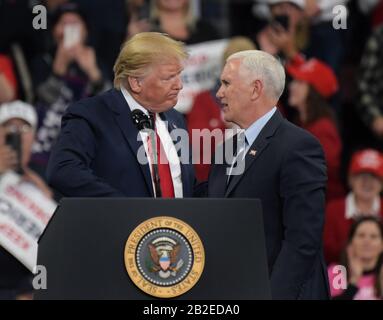 Präsident Donald Trump, links, erscheint mit Vizepräsident Mike Pence, rechts, während einer Wahlkampfveranstaltung am 10. Dezember 2019 im Giant Center in Hershey, PA. Stockfoto