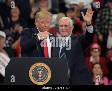 Präsident Donald Trump, links, erscheint mit Vizepräsident Mike Pence, rechts, während einer Wahlkampfveranstaltung am 10. Dezember 2019 im Giant Center in Hershey, PA. Stockfoto