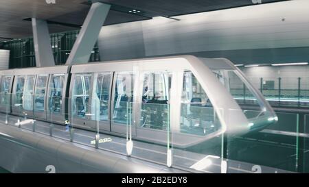 Auto Train Run am Modernen Flughafen Anternaational. Interterminal Transparent Shuttle Service. Zukunftstechnologie. Beifahrer im Fahrerlosen Träger mit Glastür Auf Schiene. Stockfoto