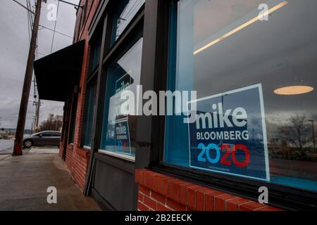 Kampagnenschilder und -Nachrichten werden in den Fenstern in Mike Bloombergs Kampagnenbüro in Knoxville.Tennessee Pressevertreter Holly McFaul sagte, dass die Seite zuvor der Ort von Vandalismus gewesen sei und dass die Kampagne sich um die Sicherheit ihrer Arbeiter und Freiwilligen Sorge. McFaul verweigerte aufgrund von Sicherheitsbedenken den Zugriff auf Fotos im Außendienst. Stockfoto