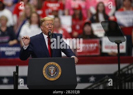 Charlotte, Vereinigte Staaten. März 2020. Präsident Donald Trump spricht auf einer "Keep America Great"-Kundgebung in Charlotte, North Carolina am 2. März 2020. Foto von Nell Redmond/UPI. Credit: UPI/Alamy Live News Stockfoto