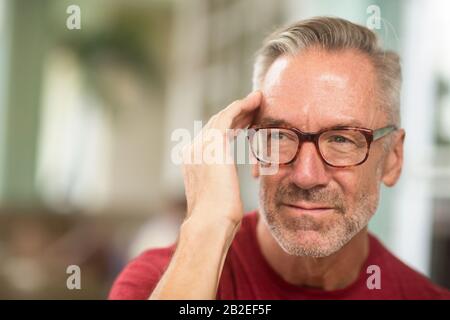 Reifer Mann mit einem Kopfschmerzen Foto Stockfoto