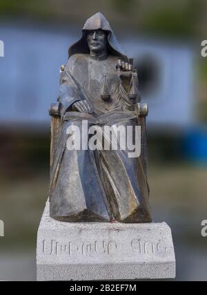 Die Skulptur des Armenischen Philosophen Mkhitar Gosch vor dem Kloster Goshavank im Dorf Gosch in Armenien Stockfoto