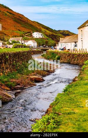 Das beliebte Touristenziel Boscastle in Cornwall, Großbritannien, mit dem Valency River, der das Zentrum zum Hafen hinunter führt Stockfoto