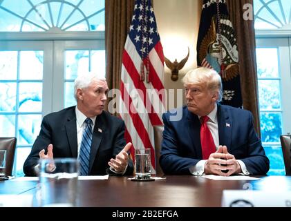 Der Vizepräsident der Vereinigten Staaten Mike Pence (L) spricht neben US-Präsident Donald Trump, als Trump am 2. März 2020 im Weißen Haus in Washington, DC mit der Coronavirus Task Force und Pharma-Führungskräften zusammentrifft. Gutschrift: Kevin Dietsch/Pool über CNP/MediaPunch Stockfoto