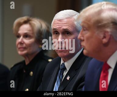 US-Präsident Donald Trump hört zu, wie US-Vizepräsident Mike Pence am Montag, 2. März 2020, der Task Force Coronavirus im Kabinettsraum des Weißen Hauses in Washington, DC Kommentare vorgibt. Das Coronavirus (COVID-19) hat weltweit fast 100.000 Menschen infiziert und mehr als 3.000 Menschen getötet. Gutschrift: Kevin Dietsch/Pool über CNP/MediaPunch Stockfoto